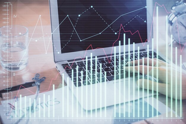 Exposición múltiple del gráfico de mercado con un hombre trabajando en una computadora en segundo plano Concepto de análisis financiero