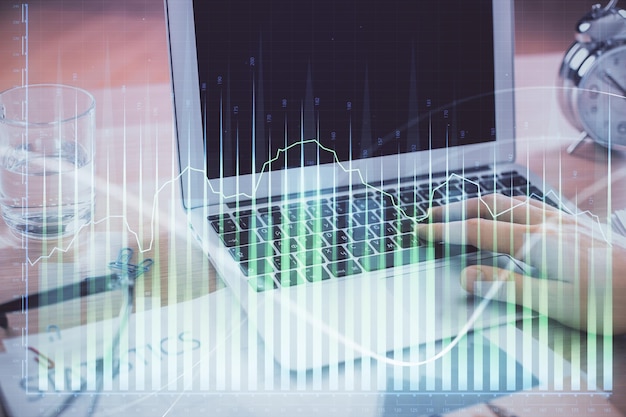 Exposición múltiple del gráfico de mercado con un hombre trabajando en una computadora en segundo plano Concepto de análisis financiero