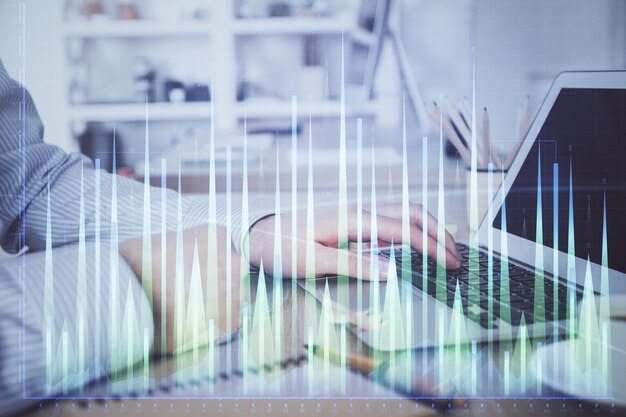 Exposición múltiple del gráfico del mercado de valores con el hombre que trabaja en la computadora en el fondo Concepto de análisis financiero