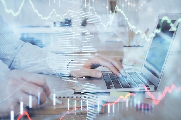 Exposición múltiple del gráfico del mercado de valores con el hombre que trabaja en la computadora en el fondo Concepto de análisis financiero
