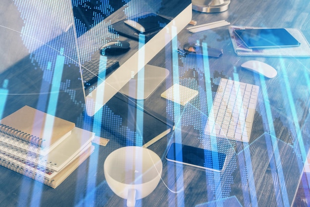 Exposición múltiple de gráficos e información financiera y espacio de trabajo con antecedentes informáticos Concepto de comercio internacional en línea