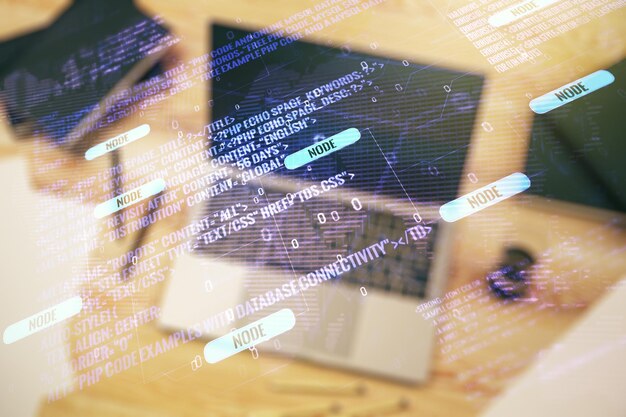 Exposición múltiple del holograma abstracto de desarrollo de software con mapa mundial en el concepto de investigación y análisis global de fondo de computadora portátil