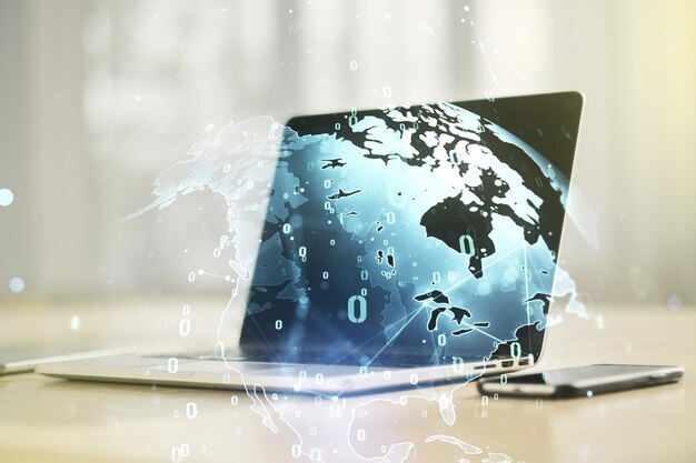 Exposición múltiple del holograma abstracto de desarrollo de software con mapa mundial en el concepto de investigación y análisis global de fondo de computadora portátil