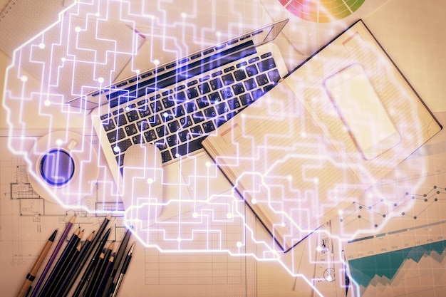 Exposición múltiple del holograma de boceto cerebral sobre el fondo de la mesa de trabajo de vista superior con computadora Concepto de big data