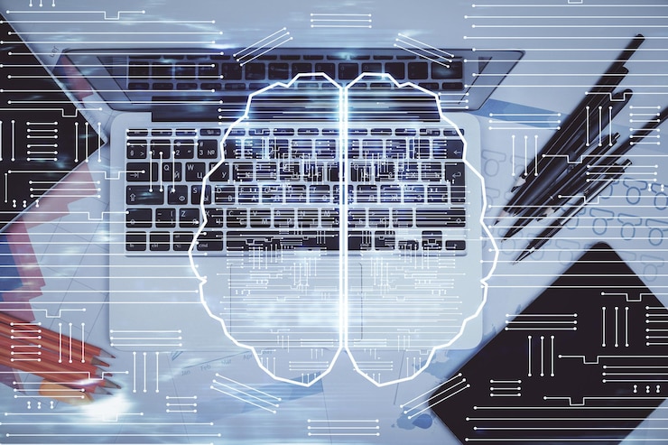 Foto exposición múltiple del holograma de boceto cerebral sobre el fondo de la mesa de trabajo de vista superior con computadora concepto de big data