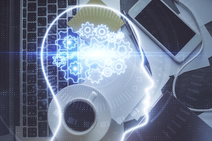 Foto exposición múltiple del holograma de boceto cerebral sobre el fondo de la mesa de trabajo de vista superior con computadora concepto de big data