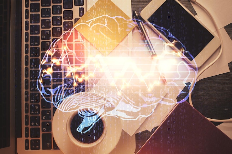 Foto exposición múltiple del holograma de boceto cerebral sobre el fondo de la mesa de trabajo de vista superior con computadora concepto de grandes datos