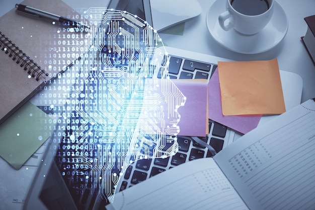 Exposición múltiple del holograma del boceto del cerebro sobre el fondo de la mesa de trabajo de la vista superior con la computadora Concepto de big data