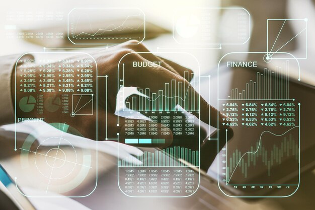 Exposición múltiple del holograma de datos estadísticos creativos con pulsaciones de dedos en una tableta digital sobre estadísticas de fondo y concepto de análisis