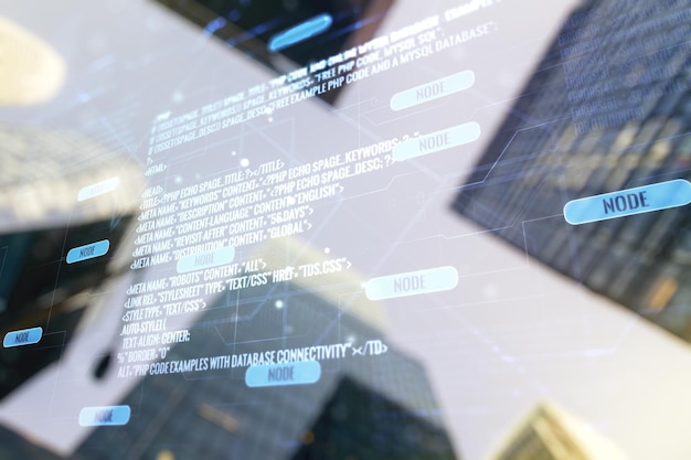Exposición múltiple del holograma de desarrollo de software abstracto en el concepto de análisis e investigación de fondo de rascacielos modernos