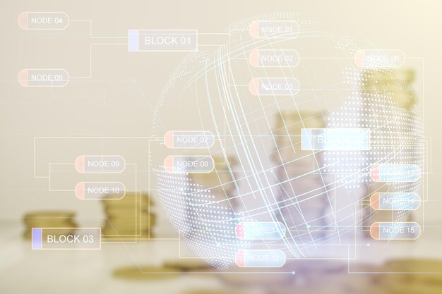 Exposición múltiple de holograma de desarrollo de software abstracto y mapa mundial en pilas crecientes de monedas antecedentes concepto de investigación y análisis global