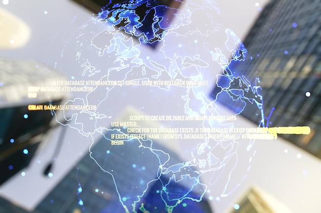 Exposición múltiple de holograma de desarrollo de software abstracto y mapa mundial sobre rascacielos modernos concepto de investigación y análisis global de fondo