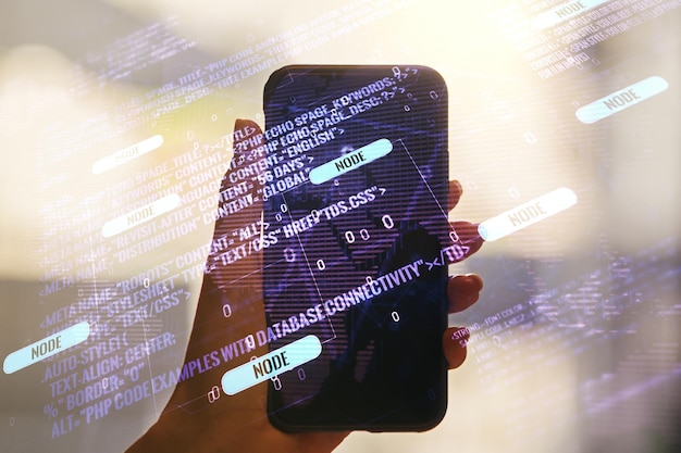 Exposición múltiple de holograma de desarrollo de software abstracto con mapa del mundo y mano con teléfono celular en el fondo concepto de investigación y análisis global