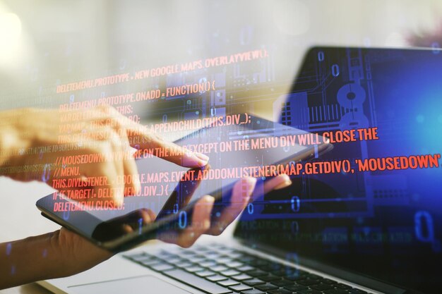 Exposición múltiple de holograma de desarrollo de software abstracto y pulsaciones con los dedos en una tableta digital sobre el concepto de investigación y análisis de antecedentes