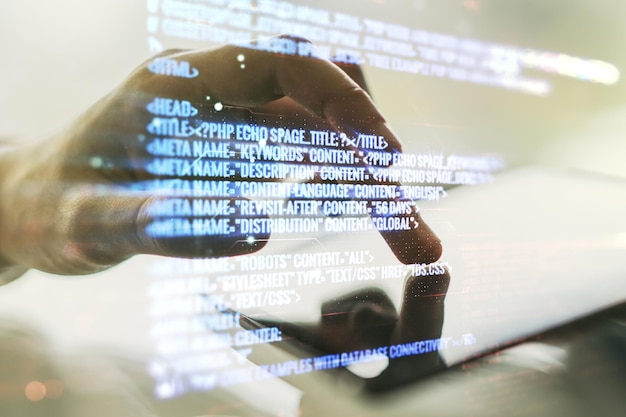 Exposición múltiple de holograma de desarrollo de software abstracto y pulsaciones con los dedos en una tableta digital sobre el concepto de investigación y análisis de antecedentes