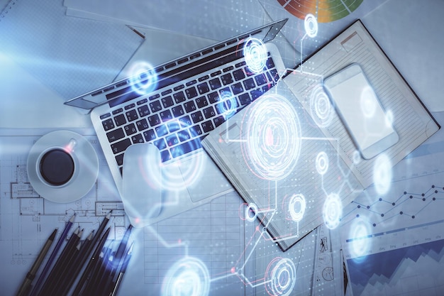 Exposición múltiple del holograma de dibujo de datos sobre la vista superior del fondo del escritorio de estudio con computadora Concepto de tecnología