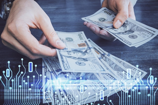 Exposición múltiple de holograma de dibujo de tecnología y billetes de dólares estadounidenses y manos de hombre Concepto de datos