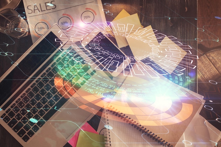 Foto exposición múltiple del holograma de dibujo del tema de datos sobre el fondo del escritorio de trabajo de vista superior con concepto de tecnología de computadora