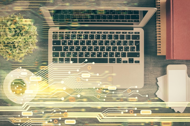 Exposición múltiple del holograma de dibujo del tema de datos sobre el fondo del escritorio de trabajo de vista superior con concepto de tecnología de computadora