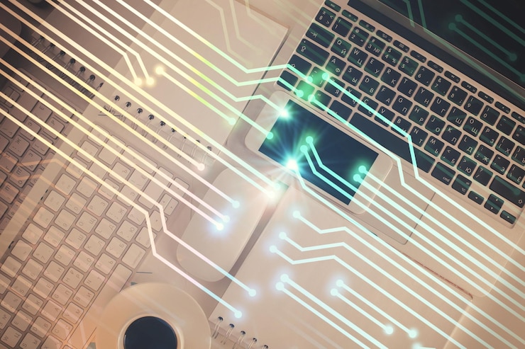 Foto exposición múltiple del holograma de dibujo del tema de datos sobre el fondo del escritorio de trabajo de vista superior con concepto de tecnología de computadora