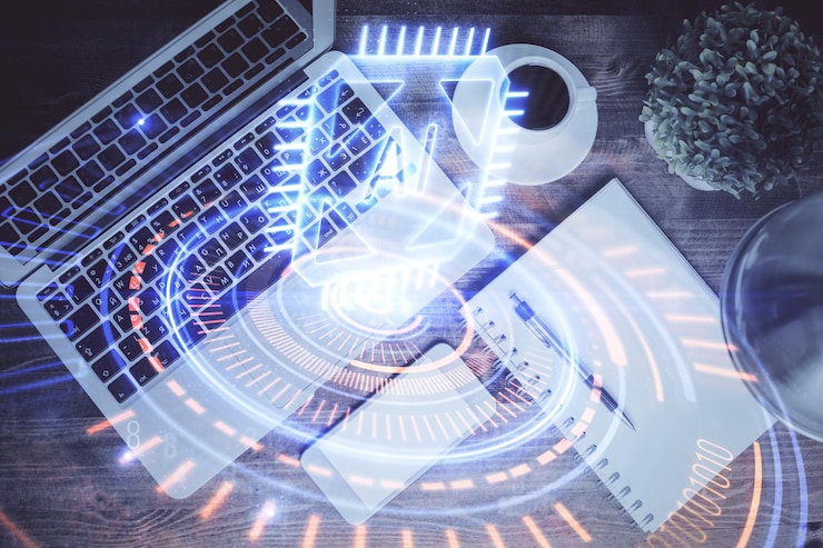 Foto exposición múltiple del holograma de dibujo del tema de datos sobre el fondo del escritorio de trabajo de vista superior con concepto de tecnología de computadora