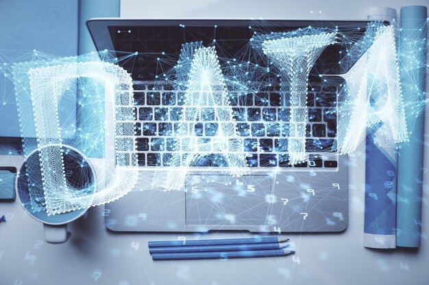 Exposición múltiple del holograma de dibujo del tema de datos sobre el fondo del escritorio de trabajo de vista superior con concepto de tecnología de computadora