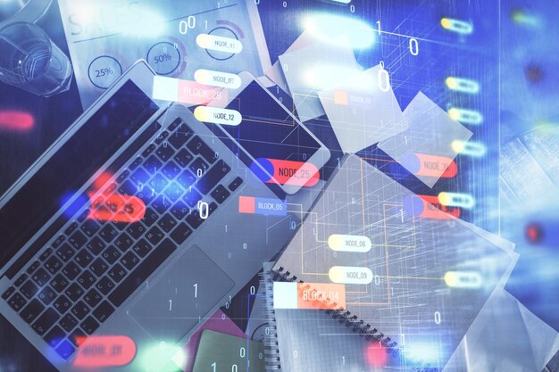 Exposición múltiple del holograma de dibujo del tema de datos sobre el fondo del escritorio de trabajo de vista superior con concepto de tecnología de computadora
