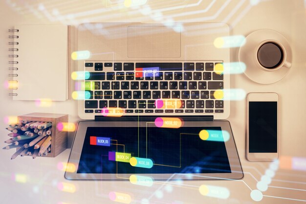 Exposición múltiple del holograma de dibujo del tema de datos sobre el fondo del escritorio de trabajo de vista superior con concepto de tecnología de computadora