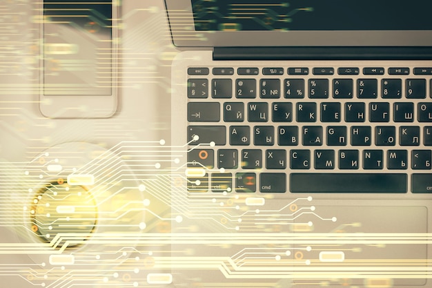 Exposición múltiple del holograma de dibujo del tema de datos sobre el fondo del escritorio de trabajo de vista superior con concepto de tecnología de computadora