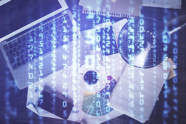 Foto exposición múltiple del holograma de dibujo del tema de datos sobre el fondo del escritorio de trabajo de vista superior con concepto de tecnología de computadora