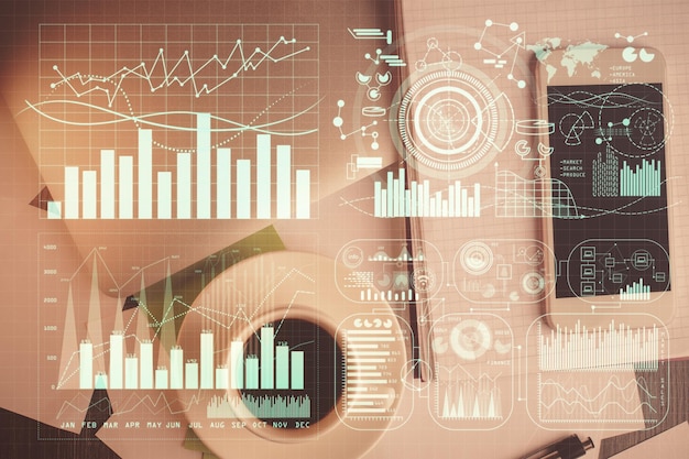 Exposición múltiple del holograma del gráfico de divisas en el escritorio con teléfono Vista superior Concepto de plataforma de comercio móvil