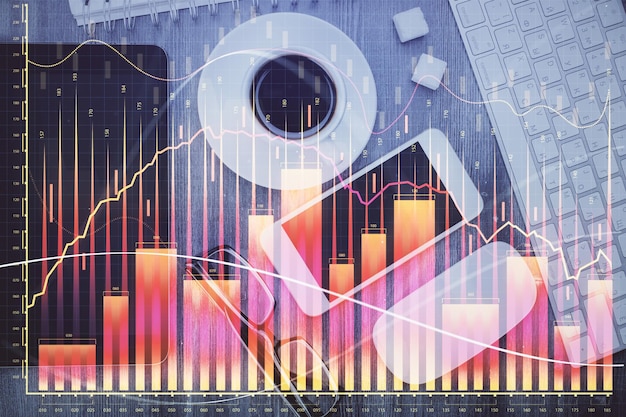 Exposición múltiple del holograma gráfico de forex sobre el escritorio con el teléfono Vista superior Concepto de plataforma de comercio móvil