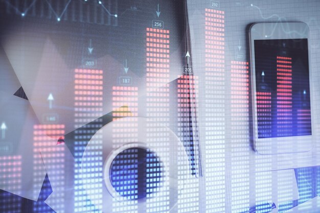 Exposición múltiple del holograma gráfico de forex sobre el escritorio con el teléfono Vista superior Concepto de plataforma de comercio móvil