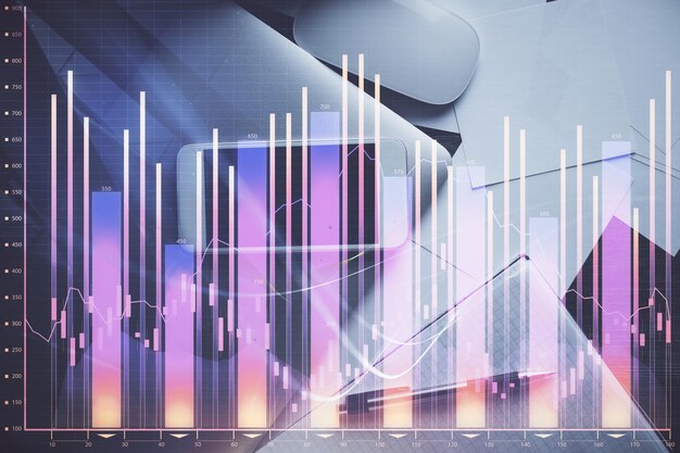 Exposición múltiple del holograma gráfico de forex sobre el escritorio con el teléfono Vista superior Concepto de plataforma de comercio móvil