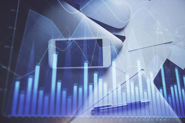 Exposición múltiple del holograma gráfico de forex sobre el escritorio con el teléfono Vista superior Concepto de plataforma de comercio móvil