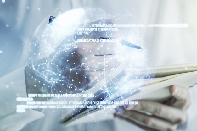 Exposición múltiple de un holograma de lenguaje de programación abstracto con mapa del mundo y escritura manual en el bloc de notas en el fondo de la inteligencia artificial y el concepto de redes neuronales