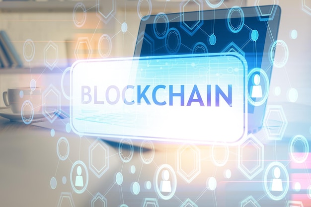 Exposición múltiple del holograma del tema blockchain y la tabla con fondo de computadora Concepto de la criptomoneda bitcoin