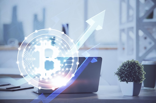 Exposición múltiple del holograma temático de blockchain y criptoeconomía y mesa con fondo de computadora Concepto de criptomoneda bitcoin