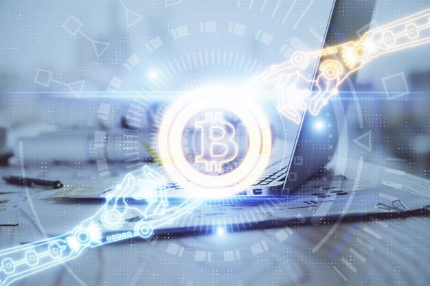 Exposición múltiple del holograma temático de blockchain y criptoeconomía y mesa con fondo de computadora Concepto de criptomoneda bitcoin
