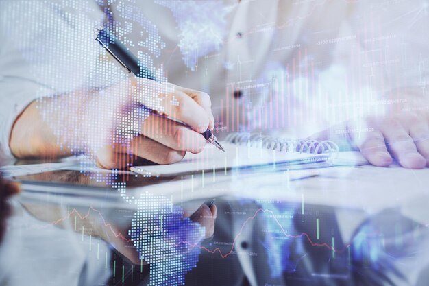 Exposición múltiple del hombre planeando inversiones con fondo de gráfico de forex del mercado de valores Concepto de investigación y comercio