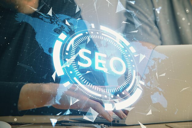 Exposición múltiple del icono de SEO con un hombre trabajando en la computadora en el fondo Concepto de optimización de motores de búsqueda