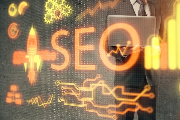 Exposición múltiple del icono de SEO con un hombre trabajando en la computadora en el fondo Concepto de optimización de motores de búsqueda