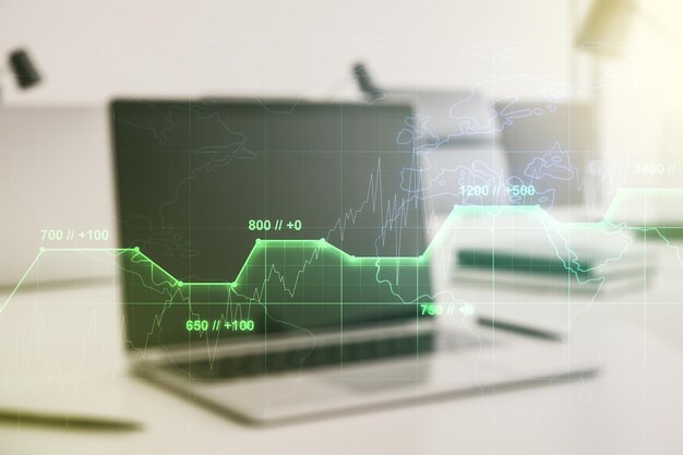 Exposición múltiple de la ilustración de datos estadísticos en el concepto de análisis e informática de fondo de la computadora portátil moderna