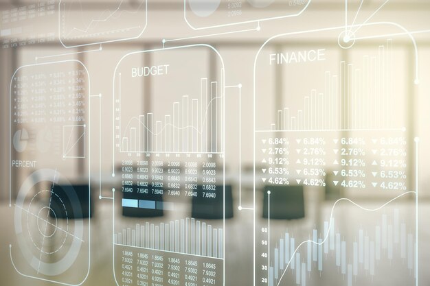 Exposición múltiple de la interfaz holográfica de datos estadísticos abstractos en un concepto de computación y análisis de fondo interior de oficina modernamente amueblada
