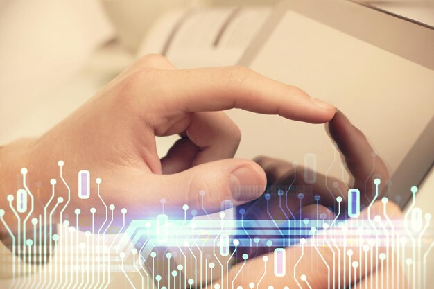 Exposición múltiple de la mano del hombre sosteniendo y usando un dispositivo digital y un tema de datos dibujando el concepto de innovación