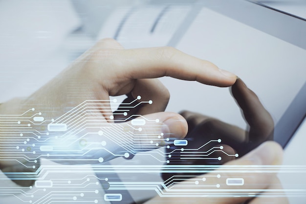 Exposición múltiple de la mano del hombre sosteniendo y usando un dispositivo digital y un tema de datos dibujando el concepto de innovación