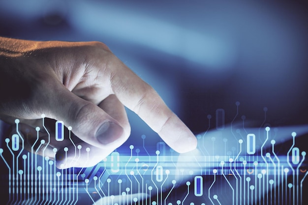Exposición múltiple de la mano del hombre sosteniendo y usando un dispositivo digital y un tema de datos dibujando el concepto de innovación