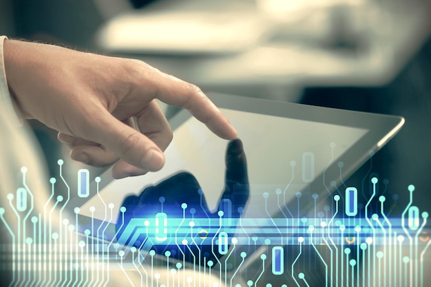 Exposición múltiple de la mano de un hombre sosteniendo y utilizando un dispositivo digital y dibujo del tema de los datos Concepto de innovación