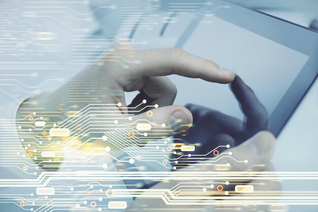 Exposición múltiple de la mano de un hombre sosteniendo y utilizando un dispositivo digital y dibujo del tema de los datos Concepto de innovación