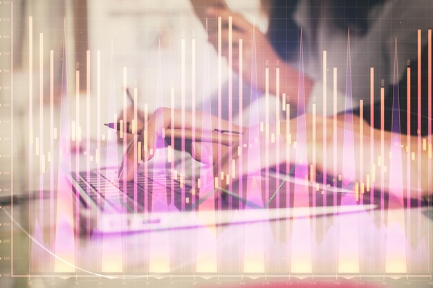 Exposición múltiple de manos femeninas escribiendo en computadora y dibujo de hologramas de gráficos financieros Concepto de análisis del mercado de valores
